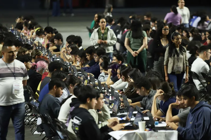 Aspirantes realizan el examen de control presencial en el Palacio de los Deportes, como parte del Concurso de Selección de Ingreso a Licenciatura para el ciclo 2026-2027/1 de la Universidad Nacional Autónoma de México (UNAM).