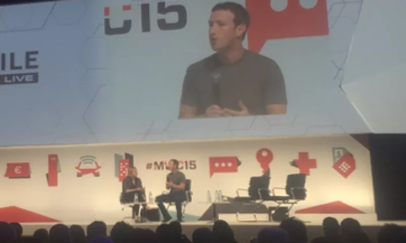 El creador de Facebook busca trabajar con operadores móviles para dar internet gratuito (Foto: Francisco Rubio)