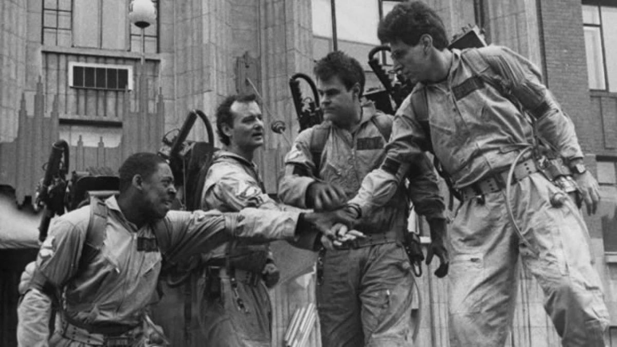 Tres de los cuatro actores originales de Ghostbusters, incluyendo a Bill Murray (derecha), en una escena de la exitosa pelícu