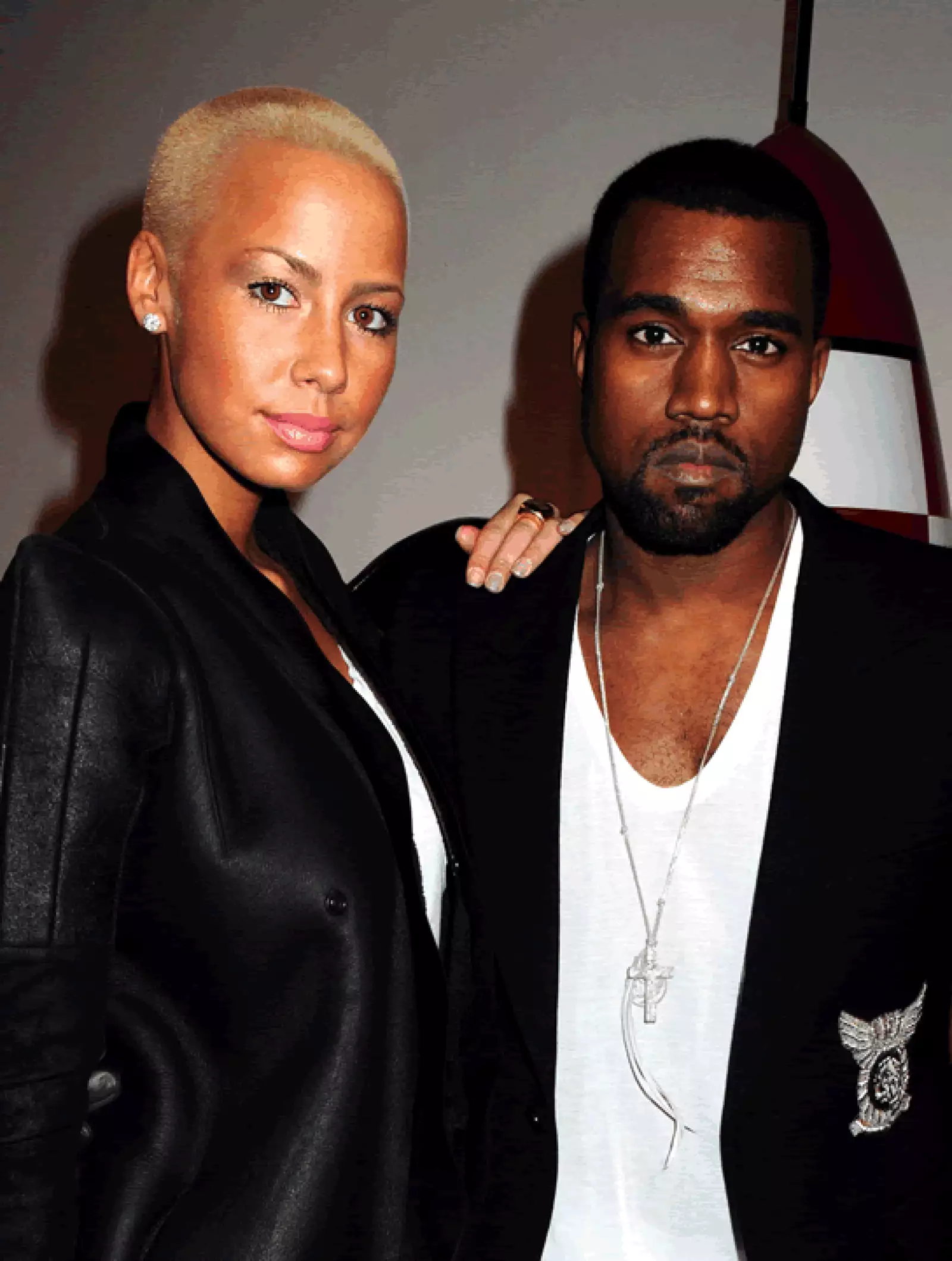 Amber Rose trabajaba como modelo y la conocimos por haber mantenido una relación    con el rapero Kanye West, la cual comenzó en 2008 y se separaron en 2010.
