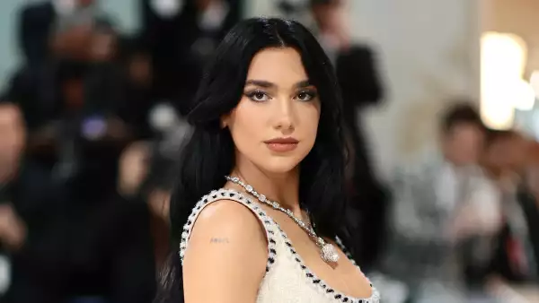 Dua Lipa en la Met Gala con un vestido blanco de Chanel.