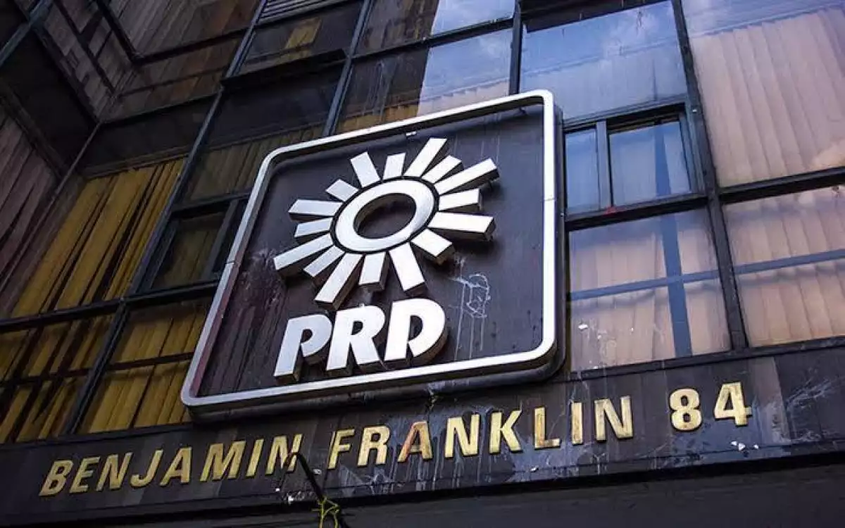 PRD busca revivir; registra ante INE solicitud para crear nuevo partido político