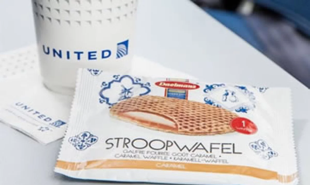 Los vuelos que partan antes de las 9:45 a.m servirán stroopwafel, un waffle relleno con caramelo de origen holandés. (Foto: United Airlines/Cortesía)