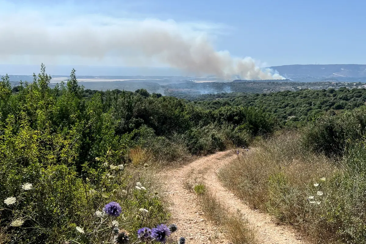 El humo se eleva sobre el lado israelí de la frontera entre Israel y el Líbano tras los ataques desde el Líbano, en medio de hostilidades transfronterizas entre Hezbolá y las fuerzas israelíes, en el norte de Israel el 18 de junio de 2024.