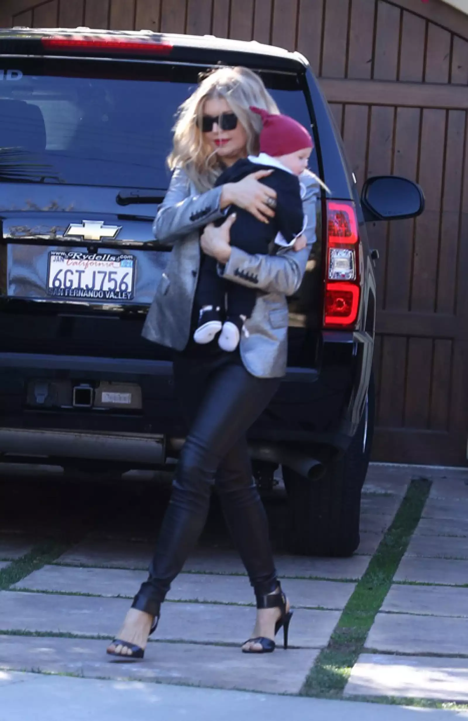 Fergie y su esposo Josh Duhamel junto al pequeño Axl decidieron visitar a la familia de Fergie para las fiestas en Pomona, California.