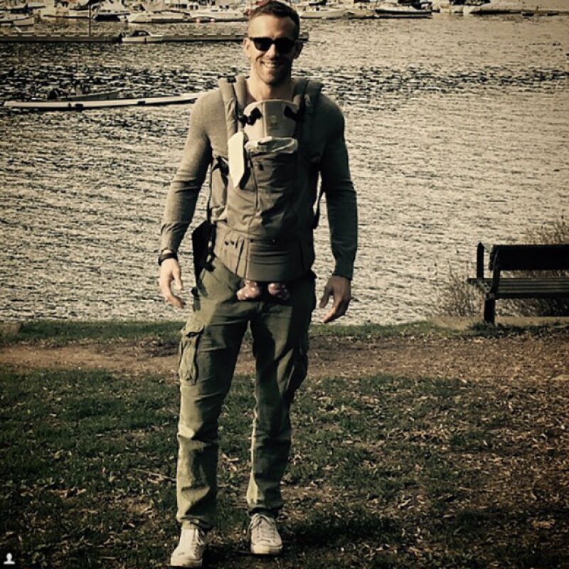 Todo en camuflaje y cargando a la pequeña James, así es como aparece Ryan Reynolds en una foto compartida por Blake Lively.
