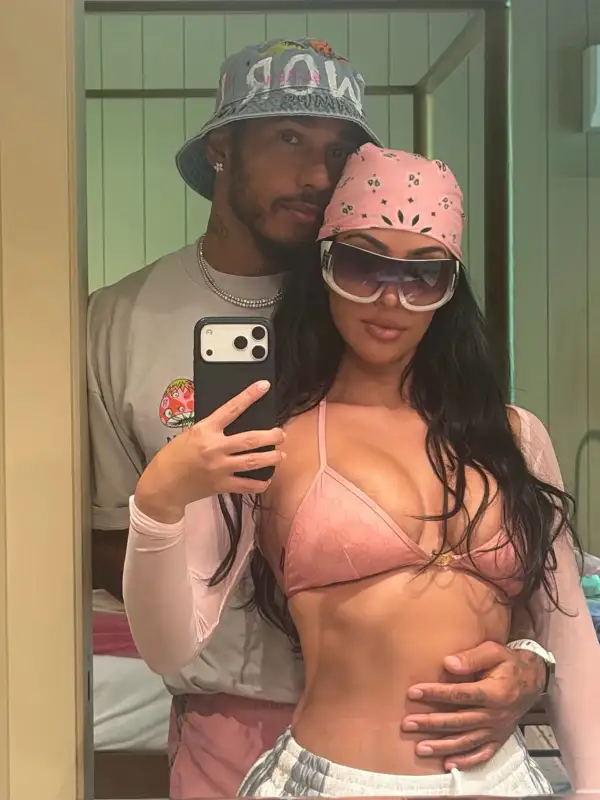 Kim Kardashian y Lewis Hamilton durante las vacaciones de verano 2026
