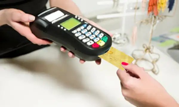 El crédito renovable, que mide mayormente el uso de tarjetas de crédito, cayó 1,710 mdd en marzo. (Foto: Getty Images)