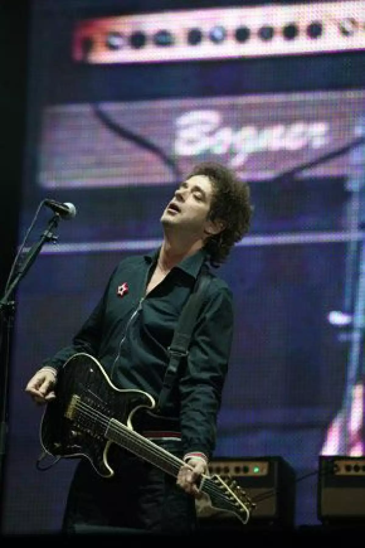 El cantante argentino se dislocó un hombro al caerse en la casa que tiene en la ciudad uruguaya de Punta del Este.