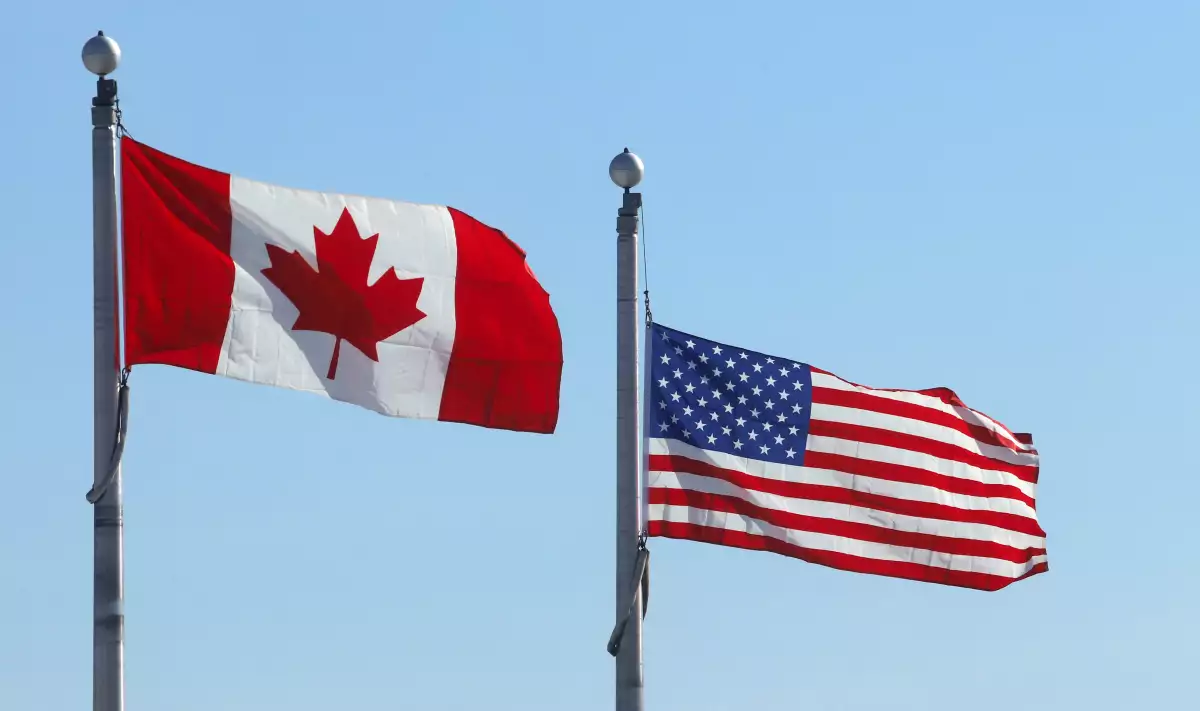 Las banderas canadienses y estadounidenses ondean en el Puerto de Entrada de Lansdowne junto al Puente de las Mil Islas en Lansdowne, Ontario, Canadá 12 de febrero de 2025.