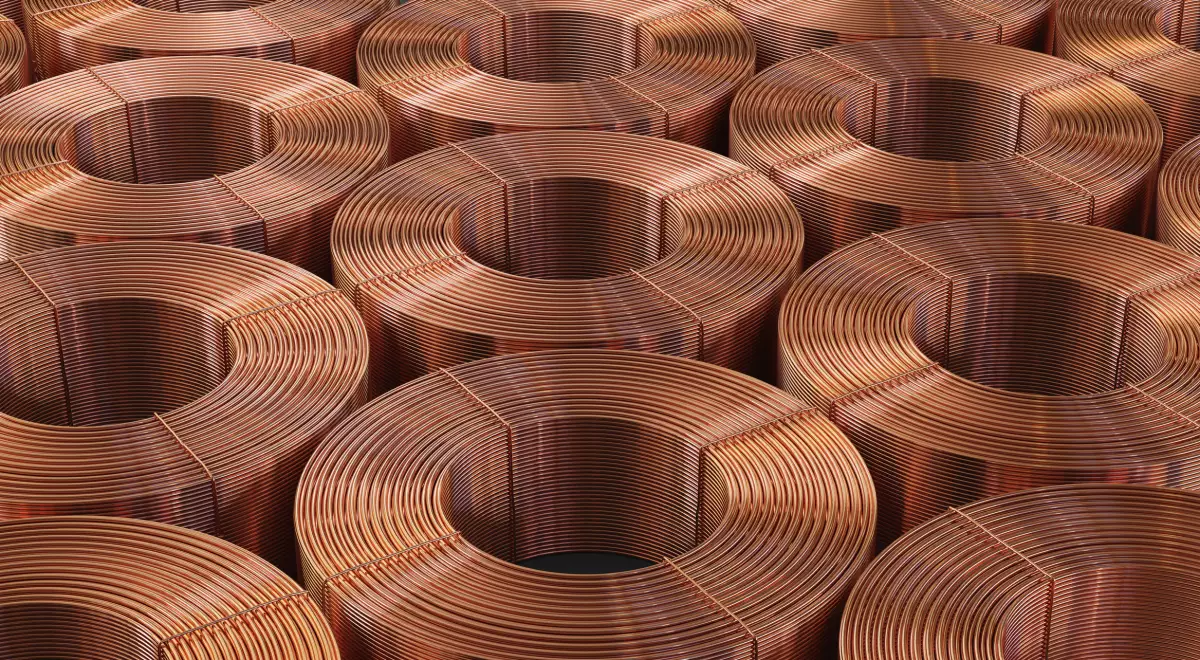 Los precios del cobre cayeron hoy a mínimos de cuatro meses, ante las expectativas de más inventarios de bolsa y la subida del dólar que podrían disminuir la demanda de metales industriales.