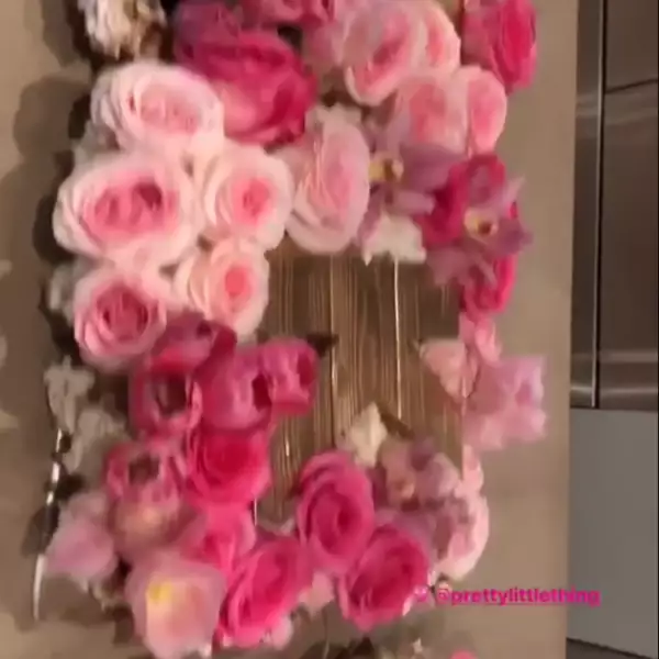 Kim Kardashian recibió decenas de flores por su cumple 37