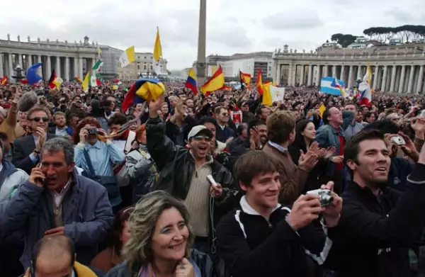 2005: las reacciones de los congregados al ver el humo blanco salir de la chimenea.