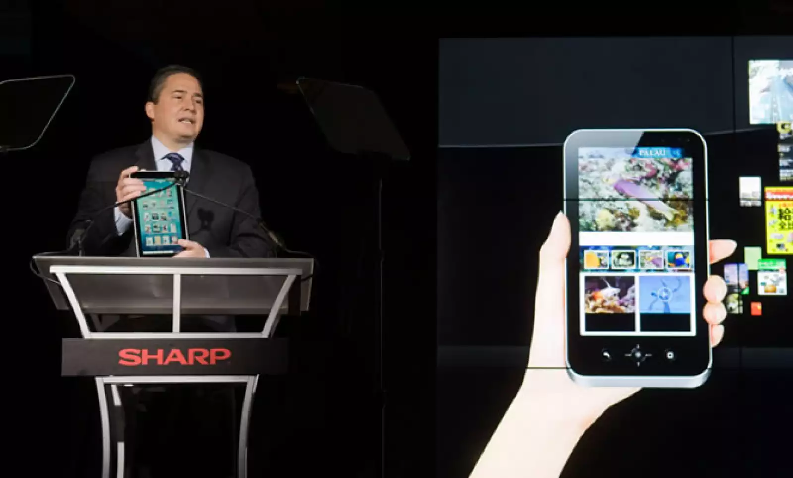 Bob Scaglione, director en jefe de marketing para Sharp, presenta su ‘tablet’ Galapagos.