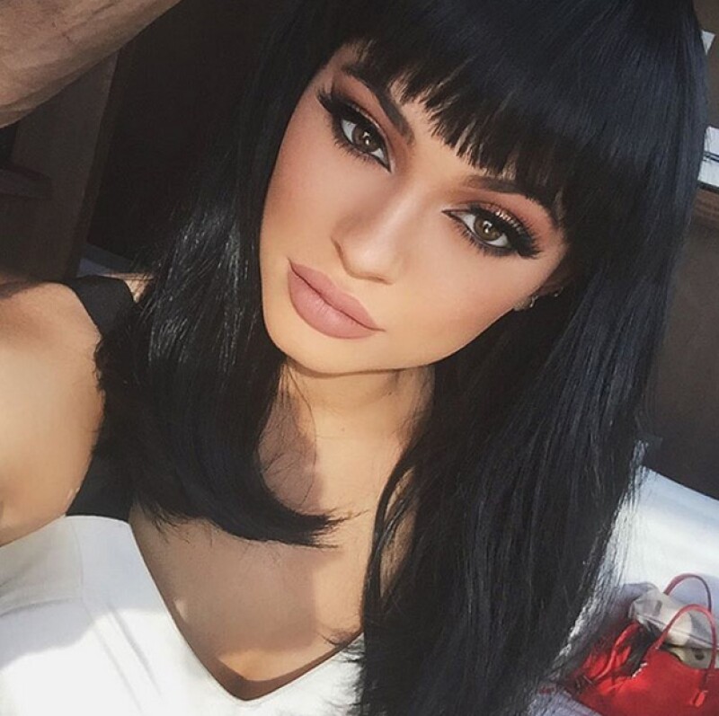 Aunque nos tiene acostumbrados a verla con el famoso contouring a donde quiera que va, en esta ocasión la menor de las Kardashian-Jenner ha presumido su cara ‘al natural’.