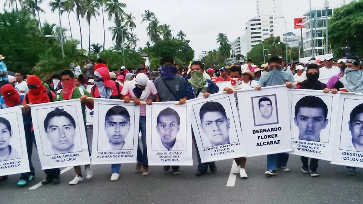Estudiantes normalistas y maestros guerrerenses exigen se encuentre con vida a sus 43 compañeros desaparecidos
