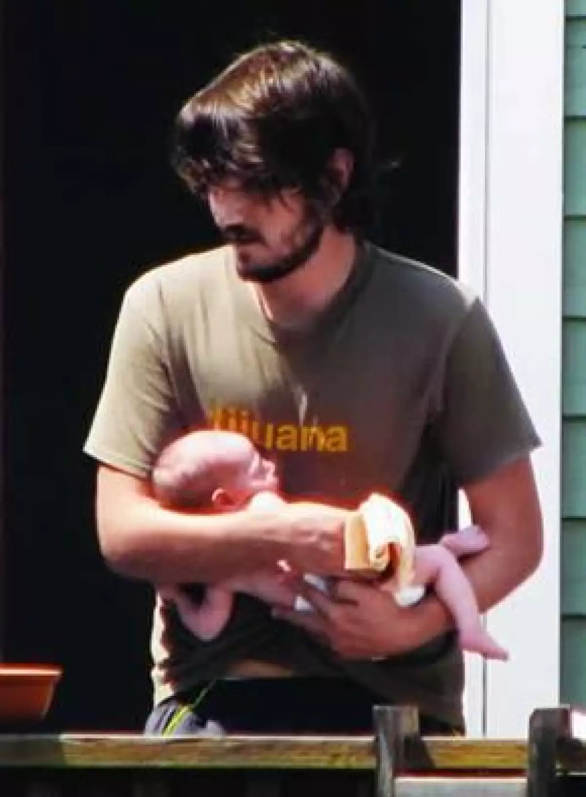 Al actor mexicano le encanta su rol de padre, tanto que se despierta desde las cinco de la mañana para disfrutar de Jerónimo. Además comentó que se enamoró más de Camila Sodi por lo buena mamá que es.