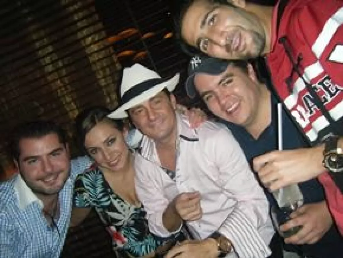 Todo el grupo de invitados se dirigió a cenar al restaurante China Grill, donde le cantaron las mañanitas.