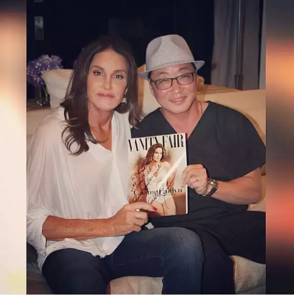 La empleada del Dr. Lee compartió una fotografía en la que aparecen él y Caitlyn posando con la revista autografiada, en señal de agradecimiento por su buen trabajo.