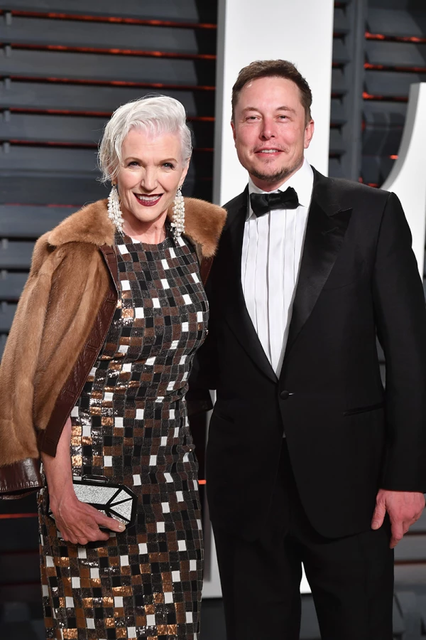 Maye Musk La madre de Elon Musk duerme en el garaje cuando visita a su hijo