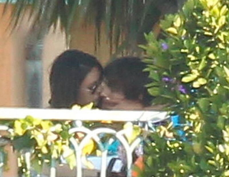 Mila no dejaba de darle besos a Ashton.