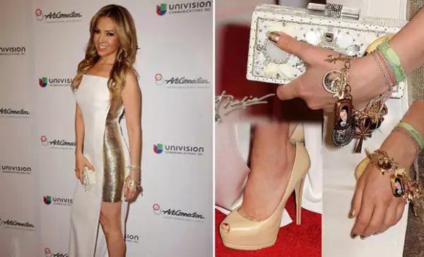 La guapa cantante lució muy bella en tonos blanco y dorado, además de acompañar su vestido con sus diseños de Thalia Sodi Collection.