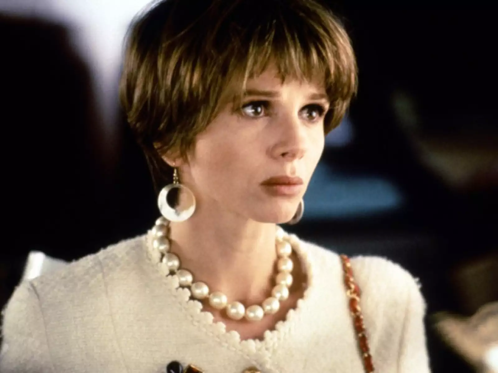 Victoria Abril fue musa de Almodóvar a finales de los años 80 y principios de los 90, su actuación en La ley del deseo (1987), ¡Átame! (1990), Tacones lejanos (1991) y Kika (1993), la convirtió en todo un sex symbol a nivel internacional.