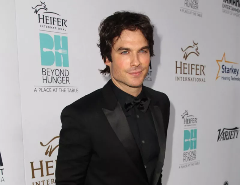 Continuando su luna de miel con Nikki Reed, el actor se encuentra en París, donde un grupo de fans intentó, sin éxito, conseguir una foto con la pareja.