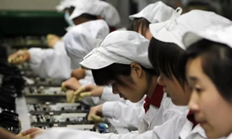 Una ola de suicidios en las fábricas de Foxconn en 2010 llamó la atención sobre las condiciones de trabajo entre los proveedores de Apple. (Foto: AP)