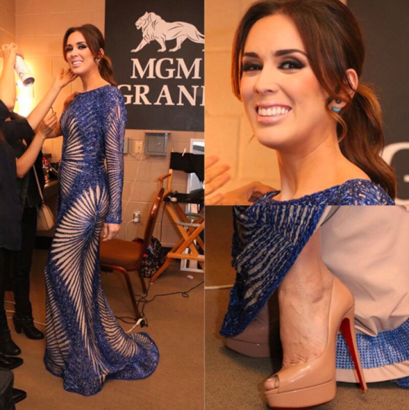 Denotando sus curvas en un vestido corte sirena.