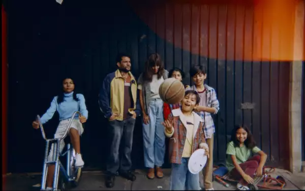 Fotograma de la cinta El diablo fuma (y guarda las cabezas de los cerillos quemados en la misma caja),