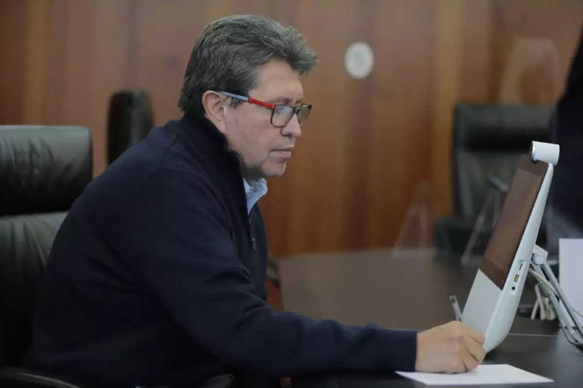 Ricardo Monreal presenta el borrador de la reforma electoral.