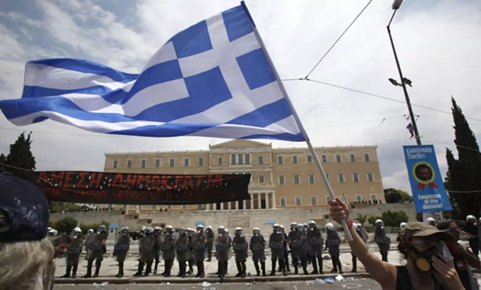 “En el exterior, muchos están protestando. Algunos están sufriendo y otros pierden privilegios. Ni ellos ni sus familias deben sufrir las consecuencias de un colapso”, dijo el primer ministro George Papandreu.