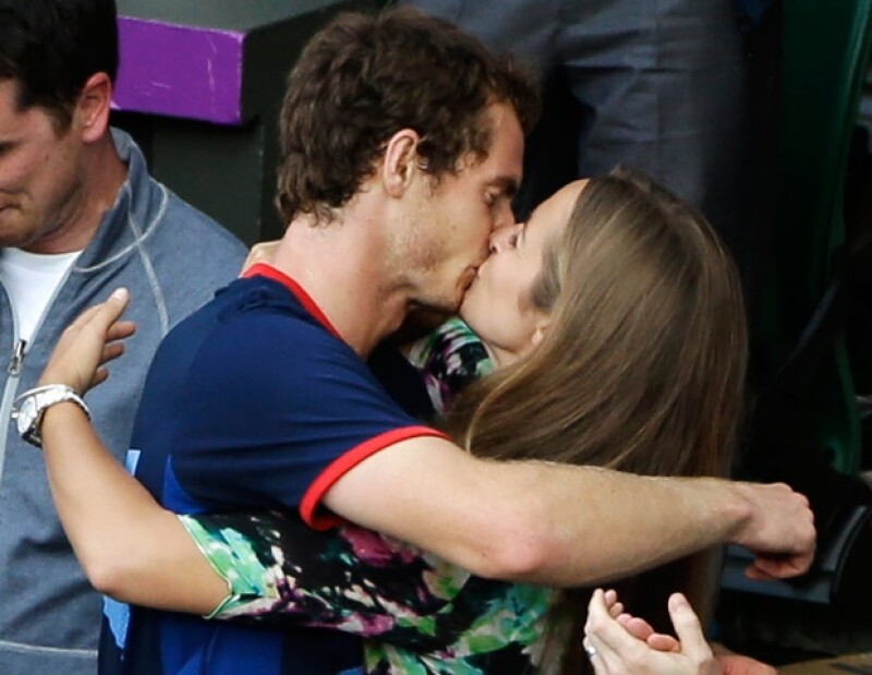 Murray recibió un apasionante beso de su novia, al vencer a Roger Federer y ganar la medalla de oro.