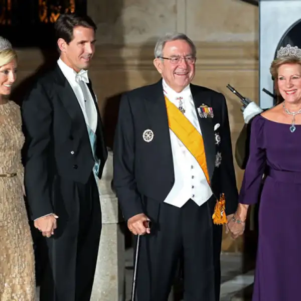 Princesa Marie Chantal de Grecia, príncipe Pavlos de Grecia, Rey Constantine de Grecia y la reina Anne Marie de Grecia.