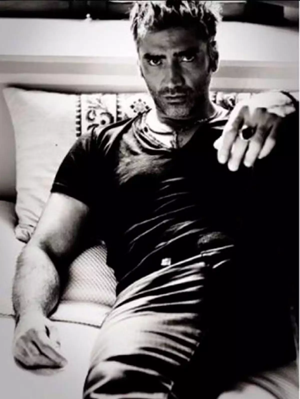 Alejandro Fernández complace a sus seguidores en redes sociales con fotos muy hot y grandes recuerdos como ocurrió en esta ocasión.