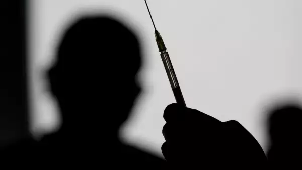 Una enfermera prepara una dosis de Sputnik V contra Covid-19 en el módulo de vacunación de la UAM Iztapalapa