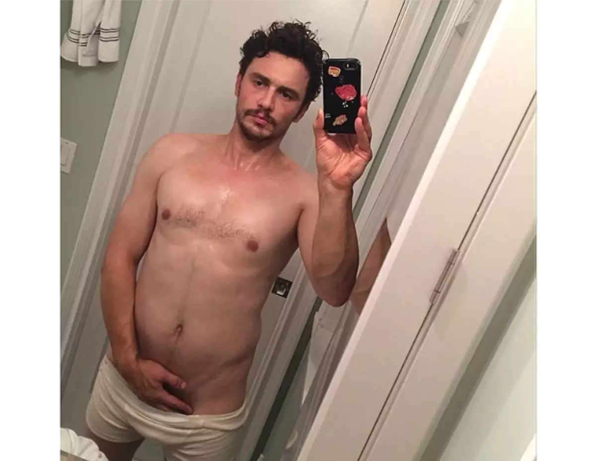 El actor compartió en Instagram una imagen de él frente al espejo, con los boxers hacia abajo mientras cubre sus partes privadas, momentos después se arrepintió y la borró.