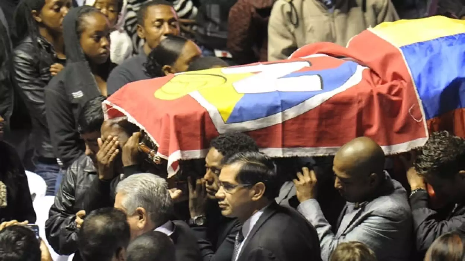 colegas y familires cargan el ataud durante el fuenral