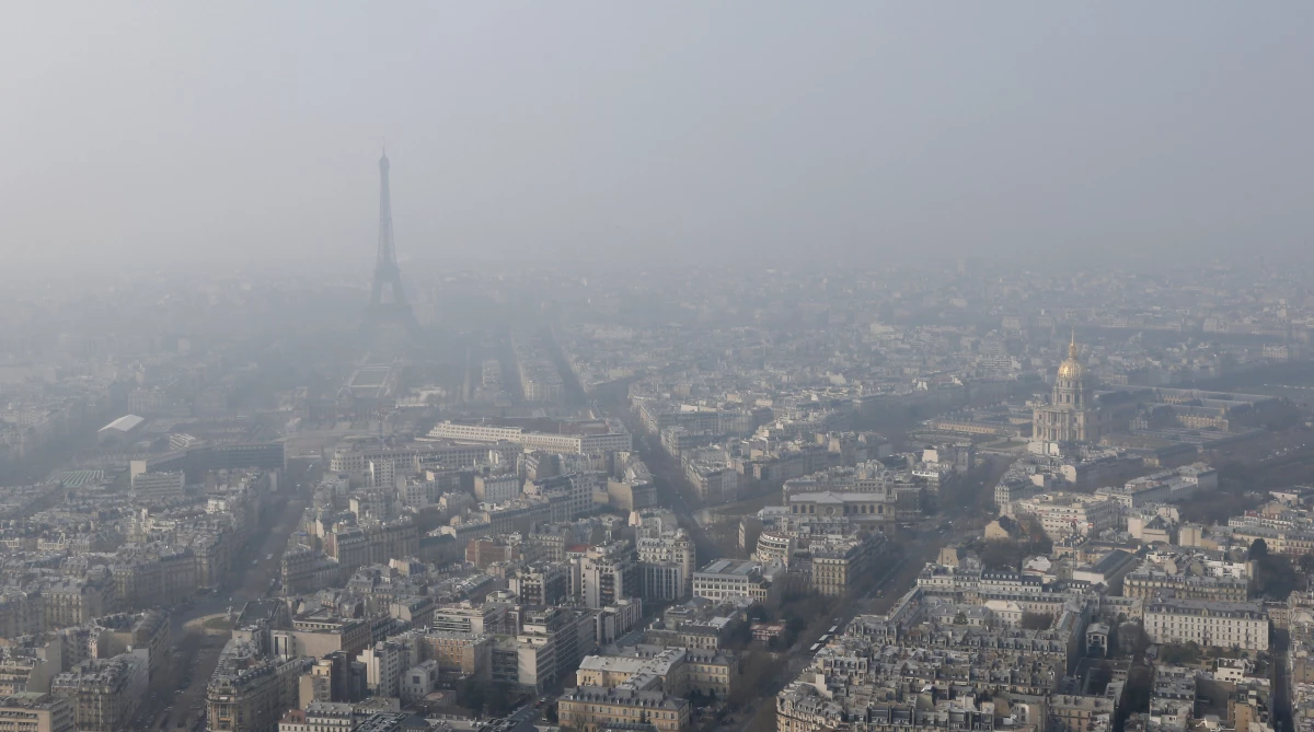 Las postales de París a inicios de la primavera de 2015 se vieron eclipsadas por los altos niveles de esmog.