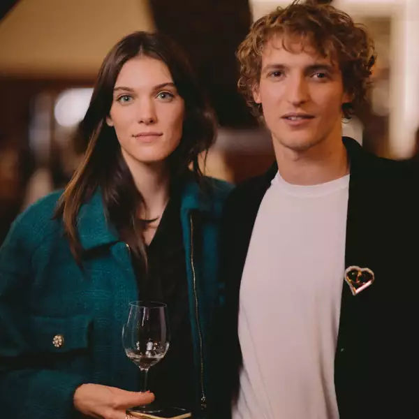 11_Charlotte_CARDIN_Aliocha_SCHNEIDER_CHANEL_Metiers_d_art_Show_2019_20_2_11.jpg