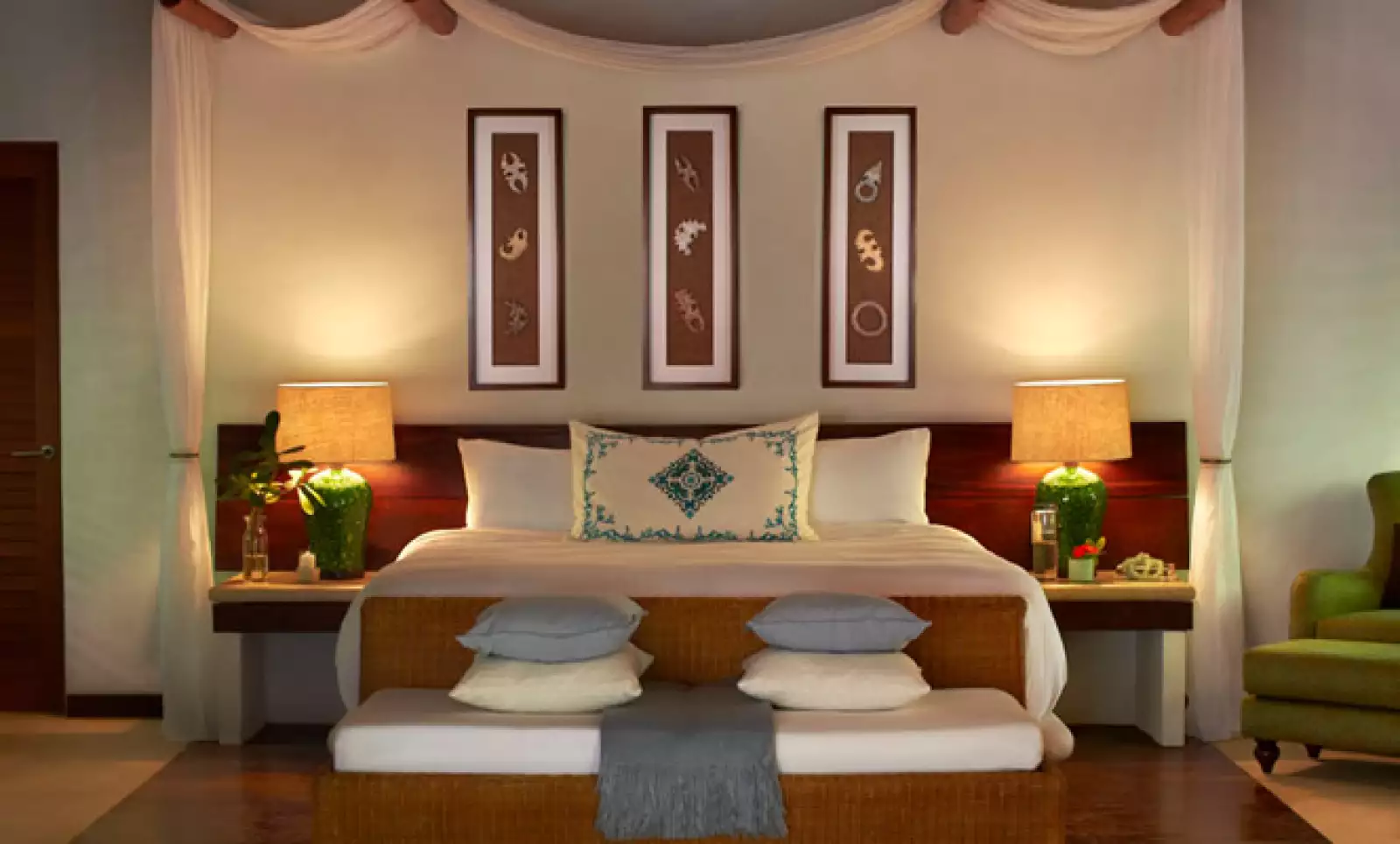 Los turistas reciben una bendición Maya, realizada por el chamán del hotel, que libera de preocupaciones e inquietudes, para que puedan entrar relajados al resort.