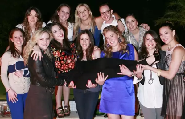 Los amigos de Giovanna en su despedida.