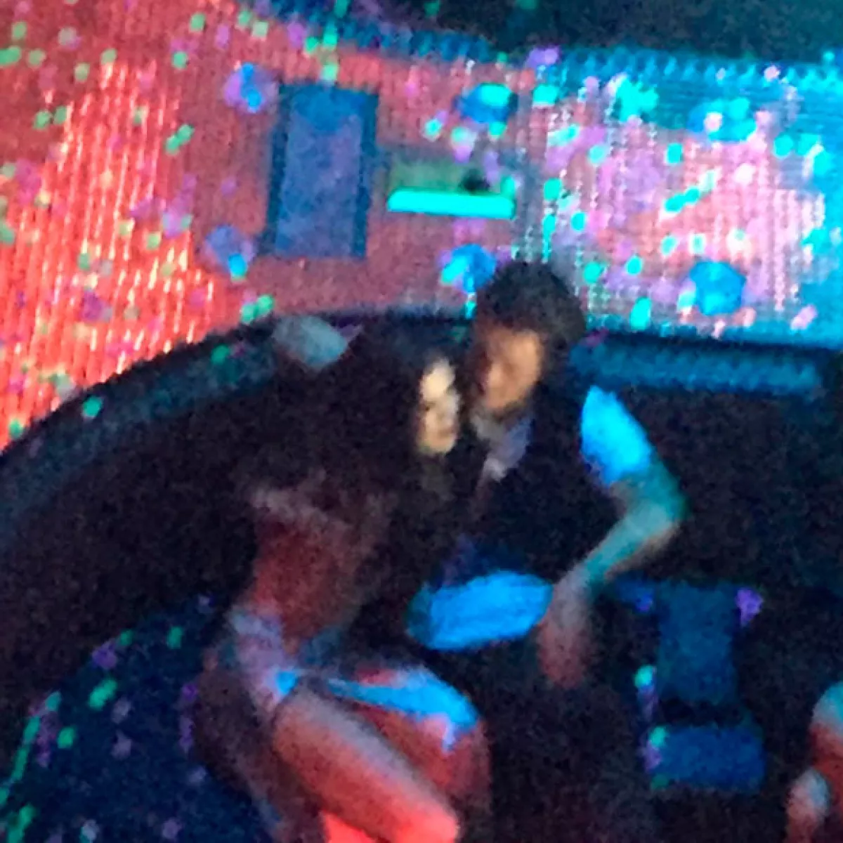 Por si tenías dudas de que sí fueran ellos, Selena llevaba el mismo vestido con el que fue fotografiada afuera del lugar, y en la foto se ve tanto su cara como la de Orlando.
