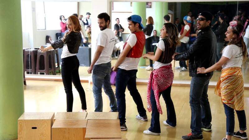 El elenco de Verdad o Reto nos regresa a una década de Jeans, Mercurio y Garibaldi en este ensayo al que pudimos entrar para cachar un previo de la obra que está a dos semanas de estrenar.