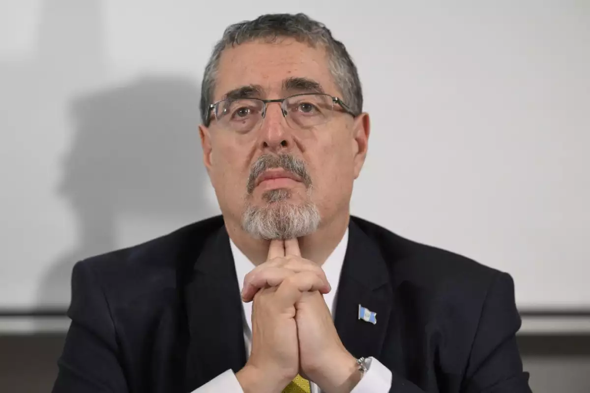 El candidato presidencial guatemalteco para el partido Semilla, Bernardo Arevalo, habla durante una conferencia de prensa antes de celebrar los resultados de la segunda vuelta presidencial en su sede en la Ciudad de Guatemala, el 20 de agosto de 2023. El sorprendente favorito Bernardo Arevalo fue llevado a la victoria en las elecciones presidenciales de Guatemala el domingo, con su mensaje anticorrupción disparando a los votantes cansados. (Foto de Luis ACOSTA / AFP)
