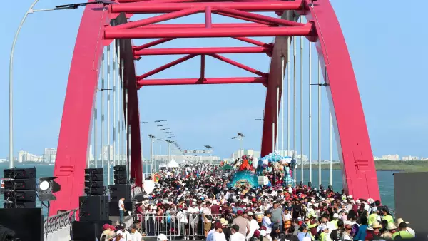 El puente Nichupté en Cancún se construyó sobre una laguna que obligó a modificar la ingeniería tradicional