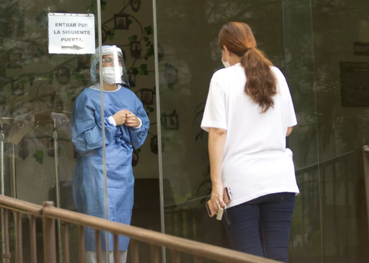 MONTERREY, NUEVO LEÓN, 06MAYO2020.- Un brote en una casa de reposo de adultos mayores ascendió a 50 contagios entre personal que labora en el lugar y ancianos. Al menos dos adultos mayores han sido trasladados a hospitales cercanos, los demás casos se encuentran en aislamiento en el lugar.
FOTO: GABRIELA PÉREZ MONTIEL / CUARTOSCURO.COM