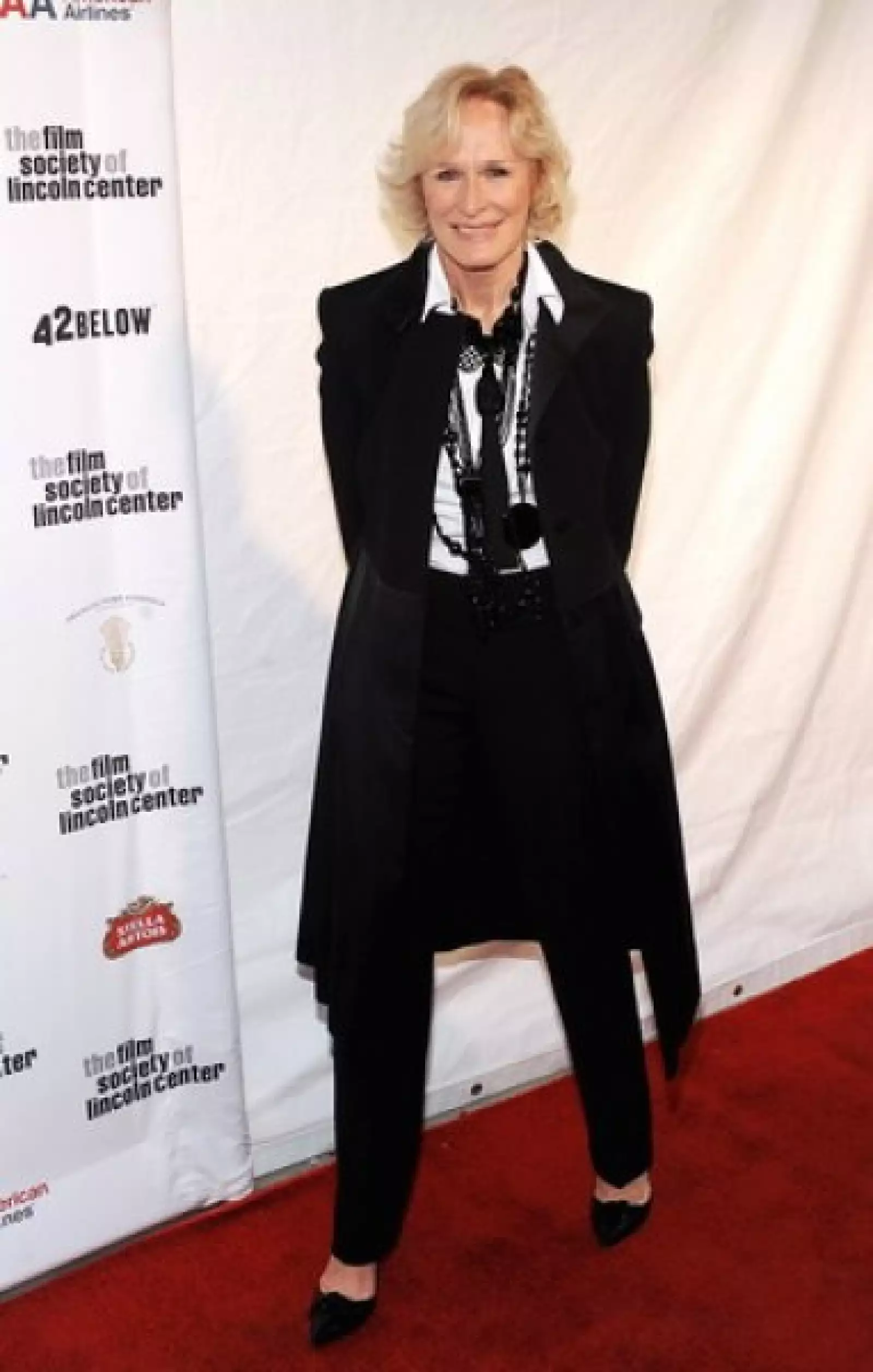Glenn Close, quien portó un traje de corte masculino, se vio un tanto tímida en su paso por la alfombra roja.