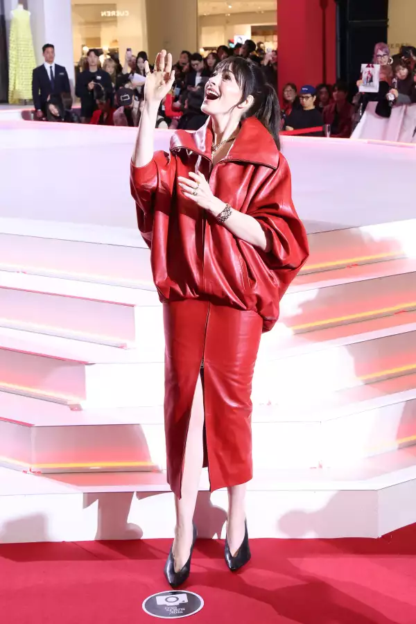 Anne-Hathaway